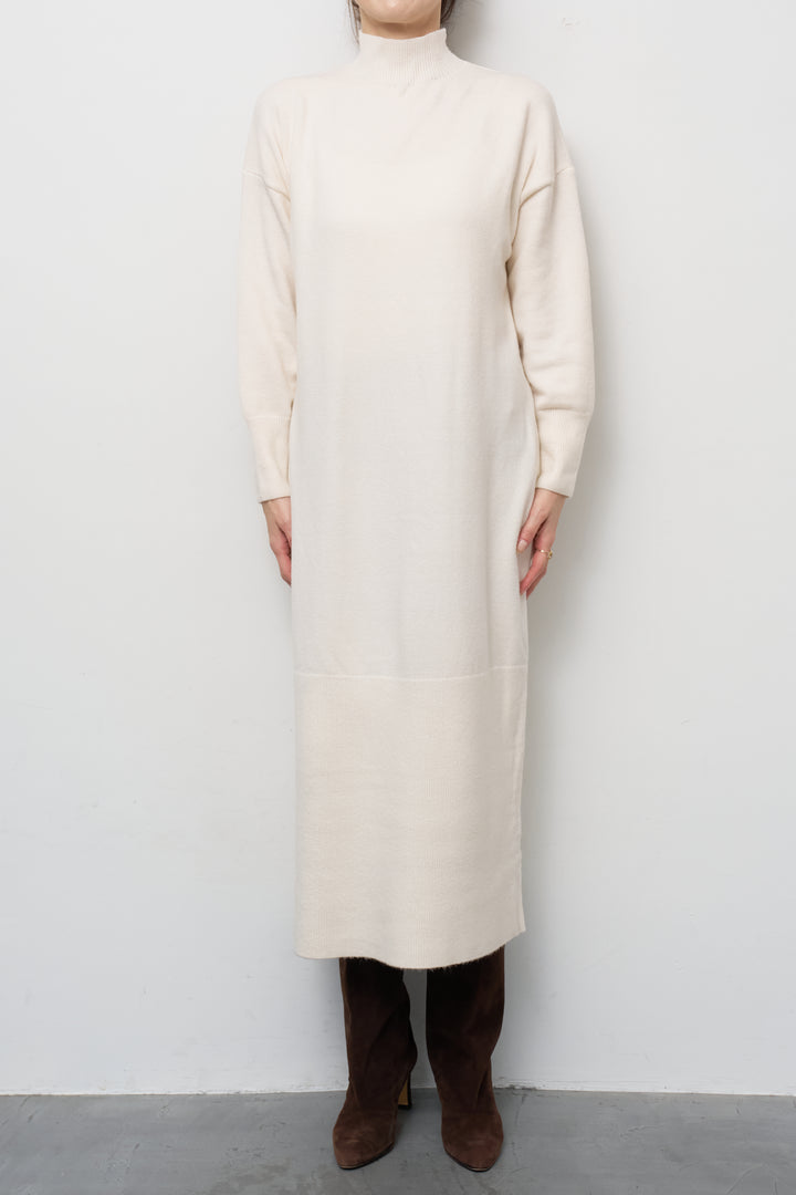 モックネックニットワンピース