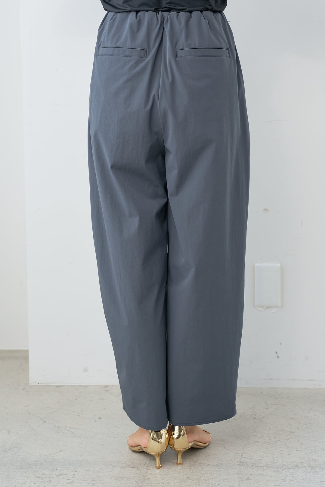 [Cool to the touch/Water repellent finish] Waist tuck stretch pants