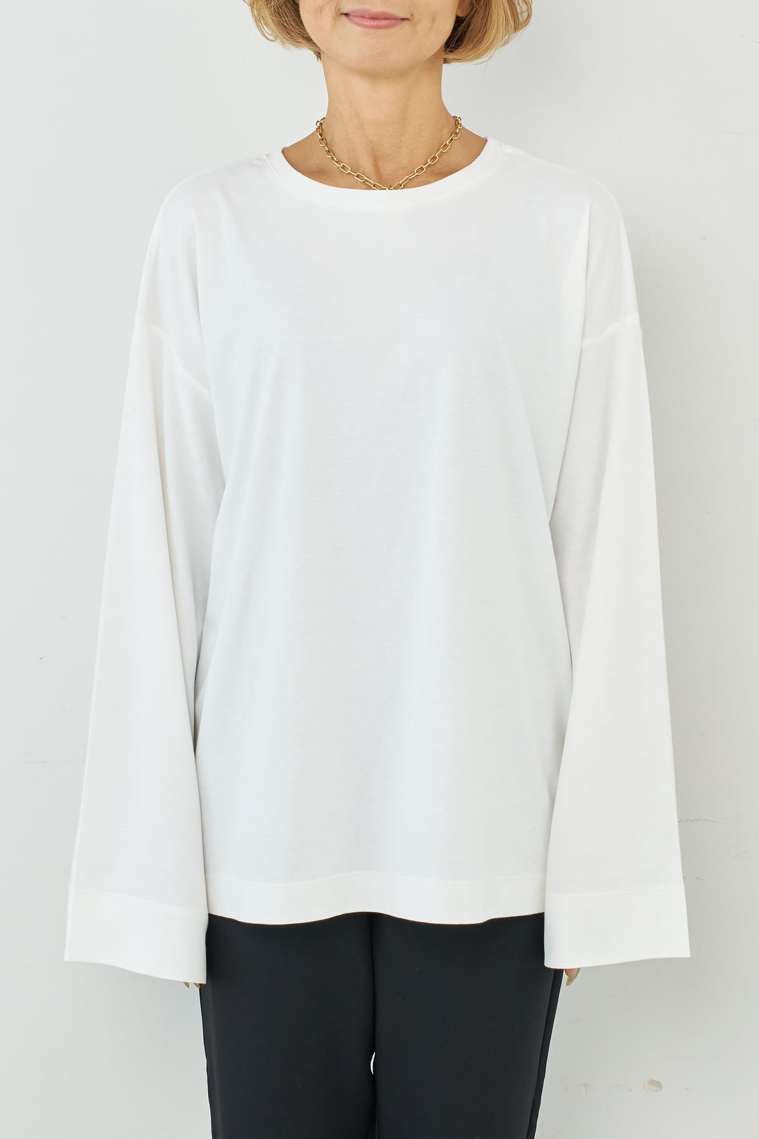 Smooth touch under sleeve design pullover