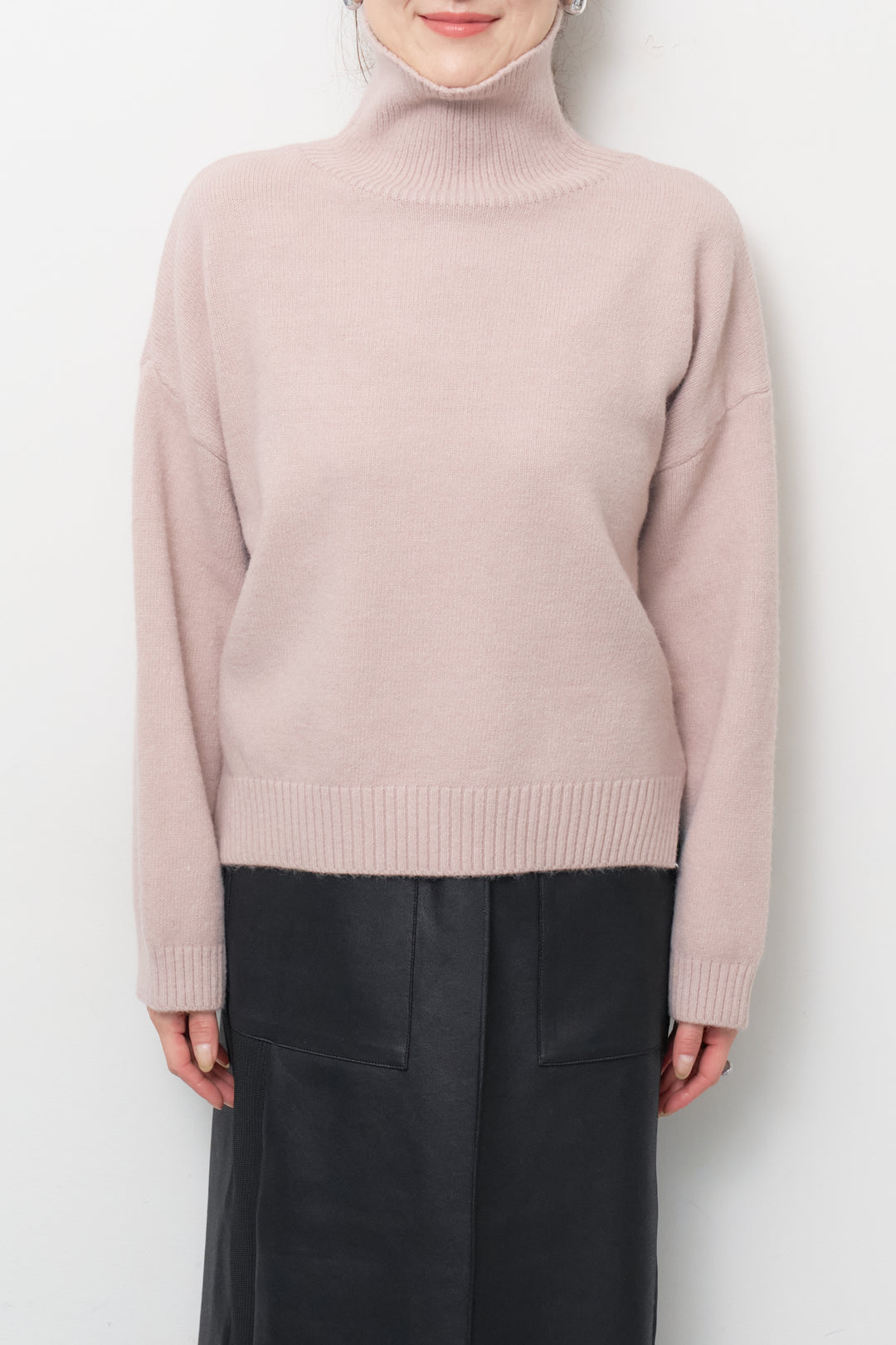 ミニマルハイゲージタートルニット