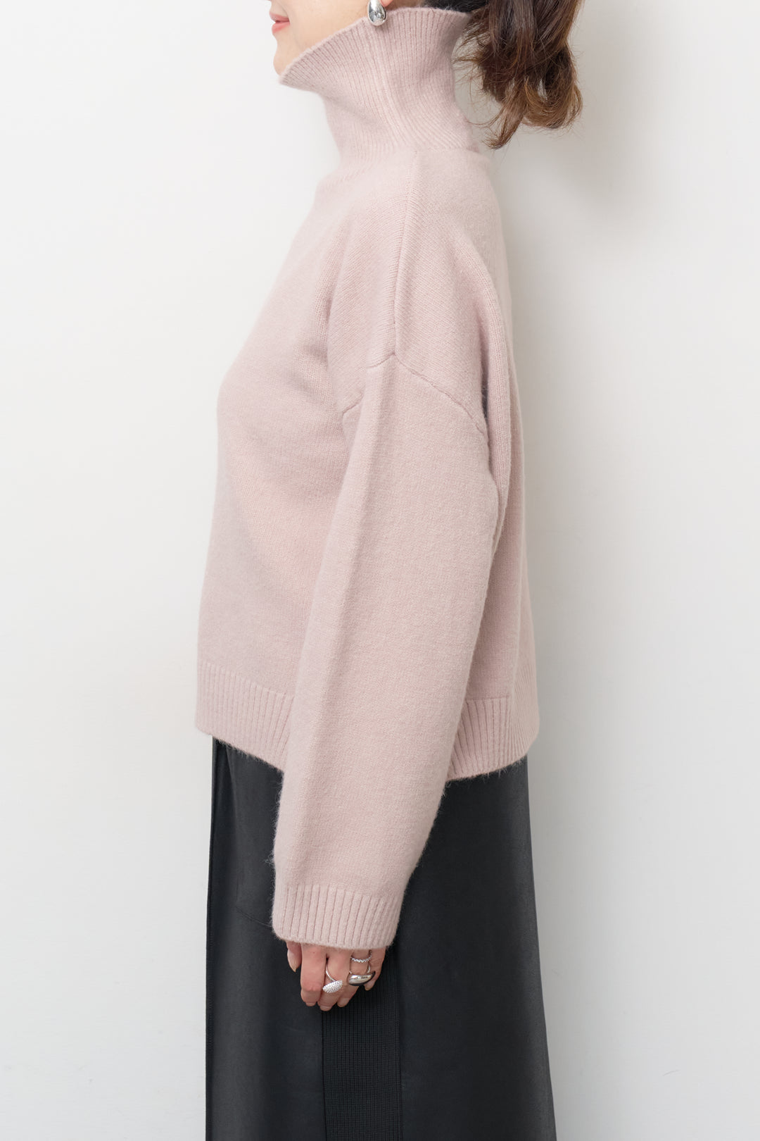 ミニマルハイゲージタートルニット