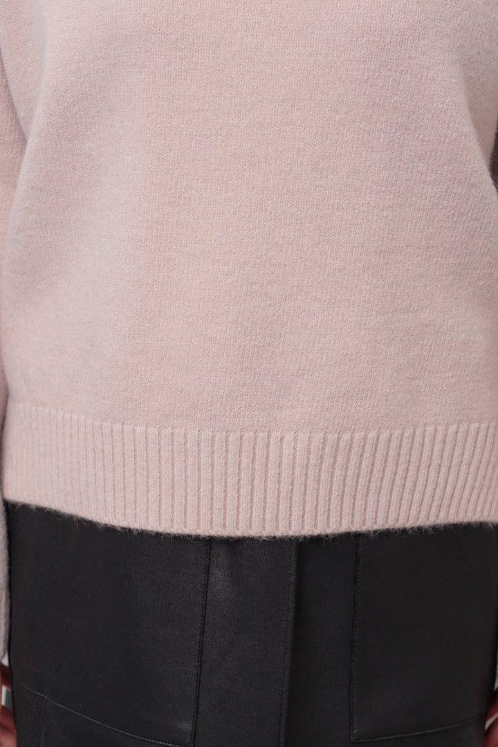 ミニマルハイゲージタートルニット