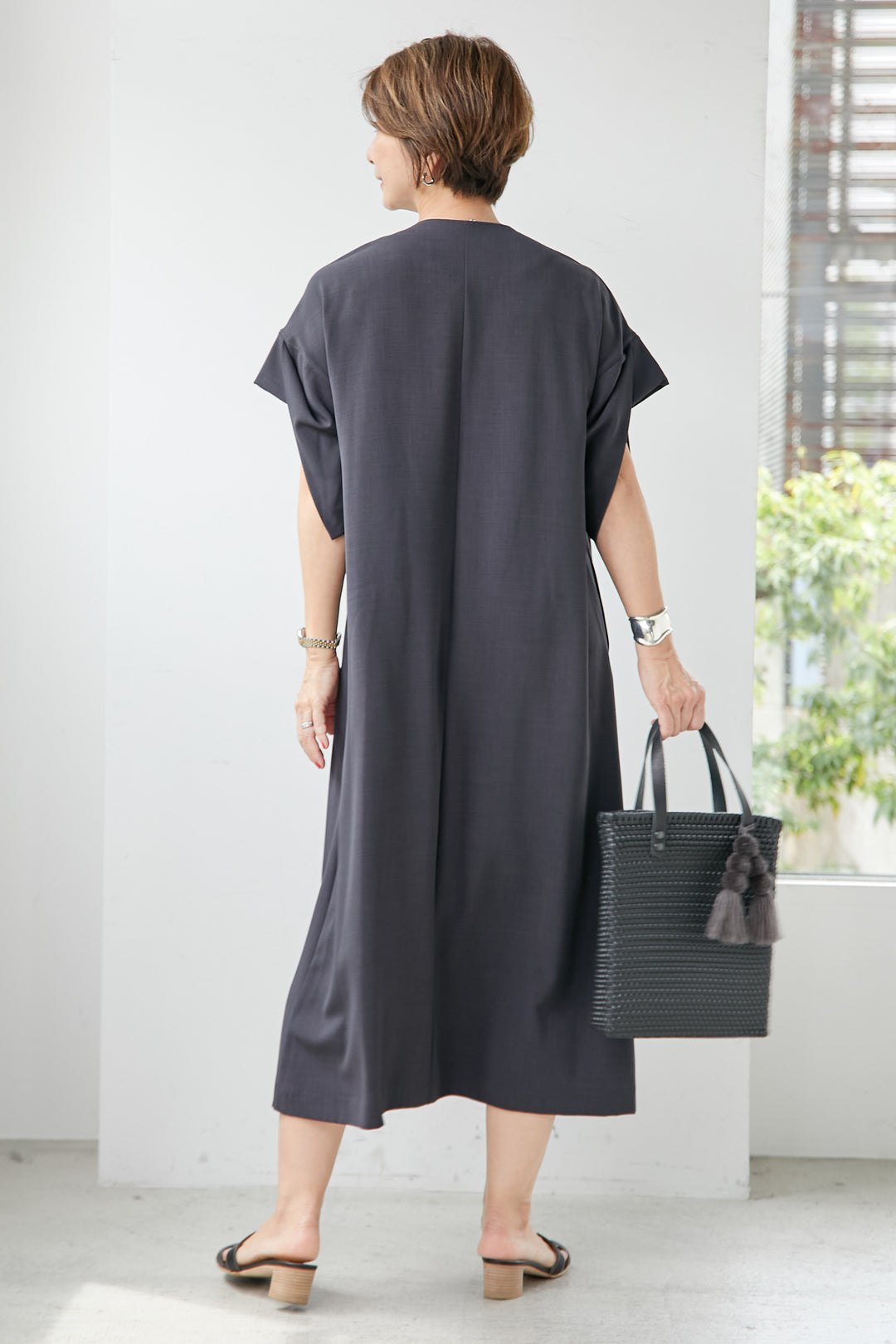 [Cool to the touch] V-neck flare dress