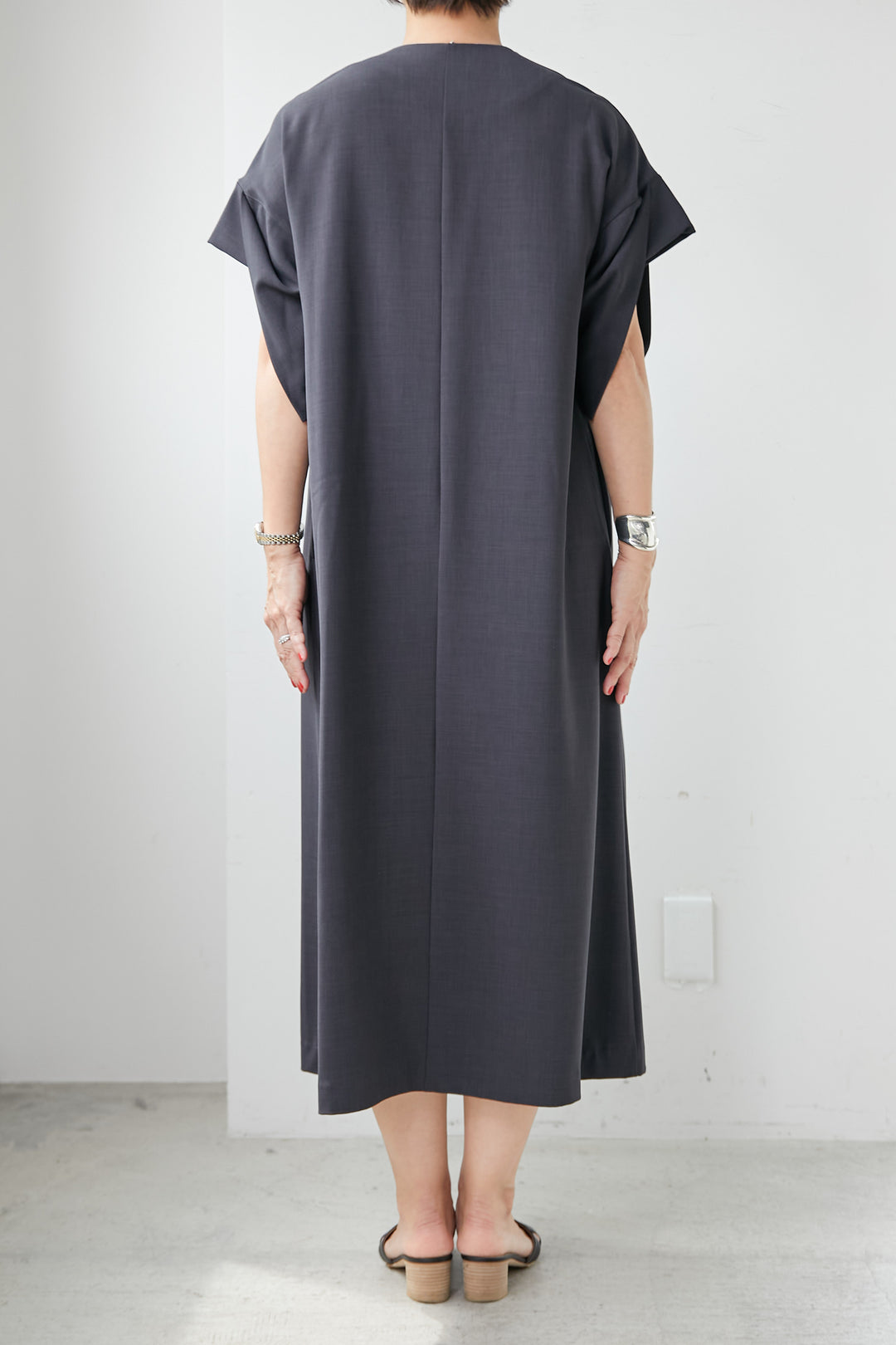 [Cool to the touch] V-neck flare dress