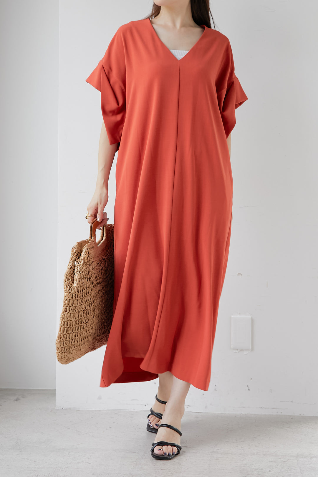 [Cool to the touch] V-neck flare dress