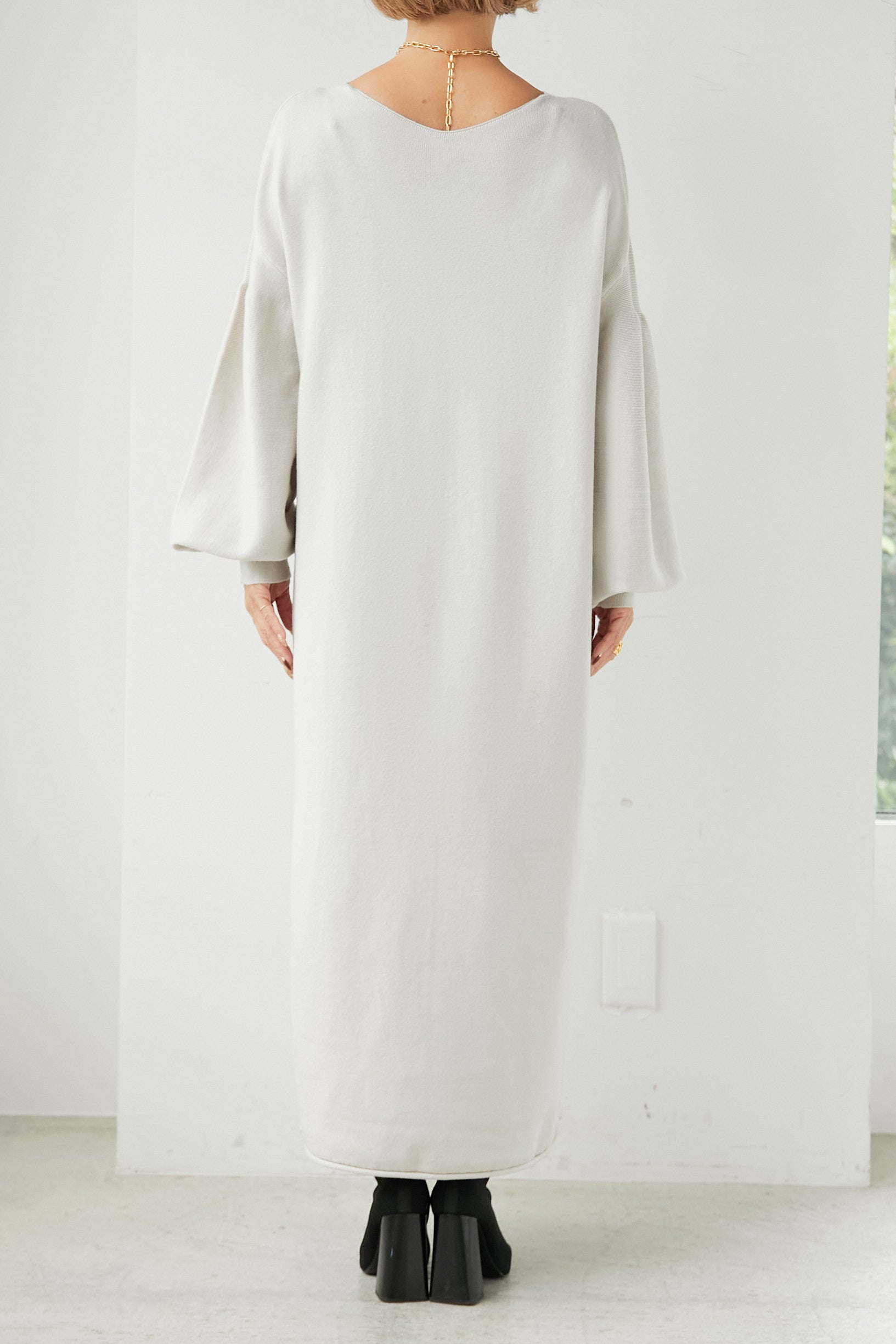 plus oto.ha 2WAYバックラインやわもちニットワンピース オフグレー