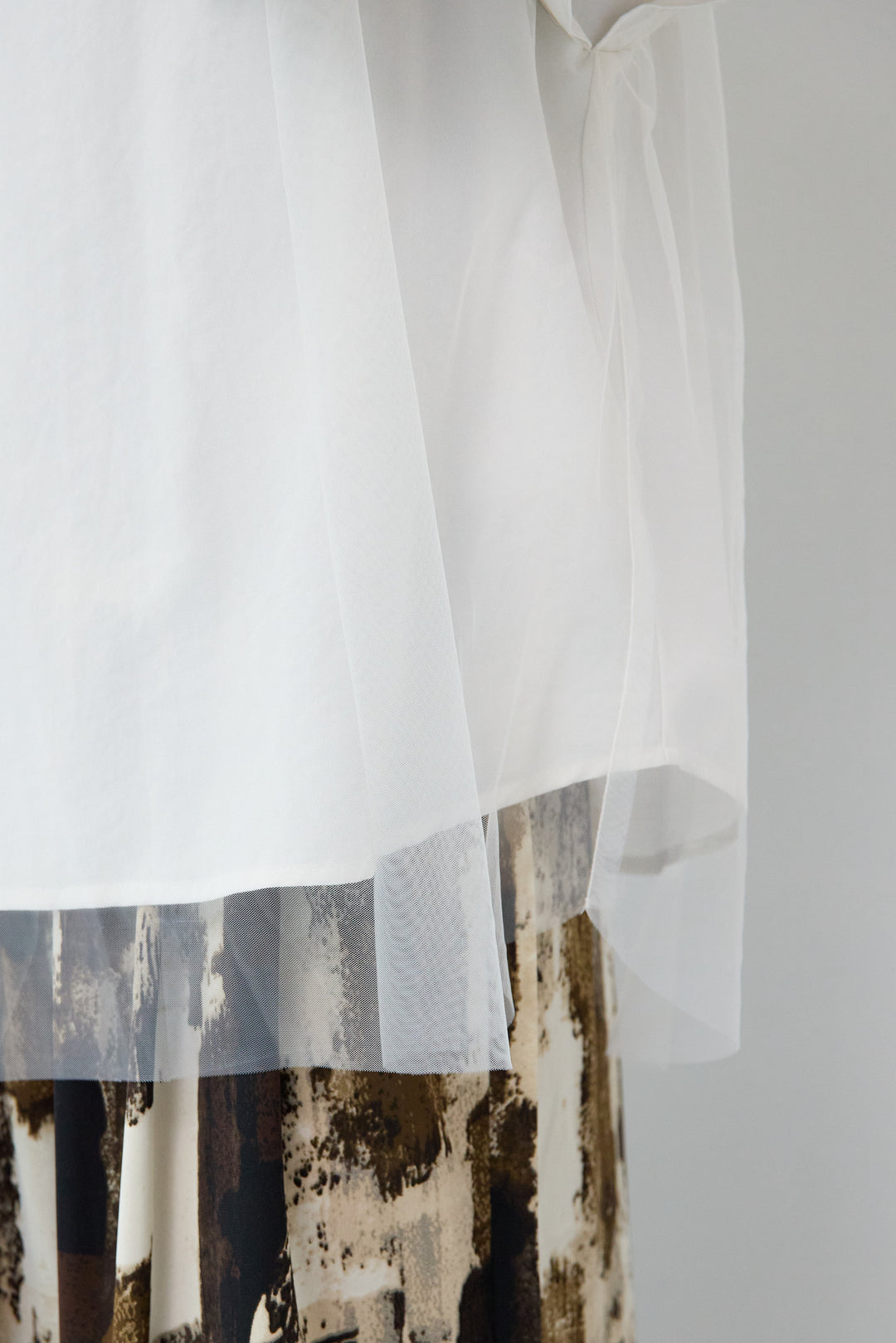 チュールレイヤードブラウス