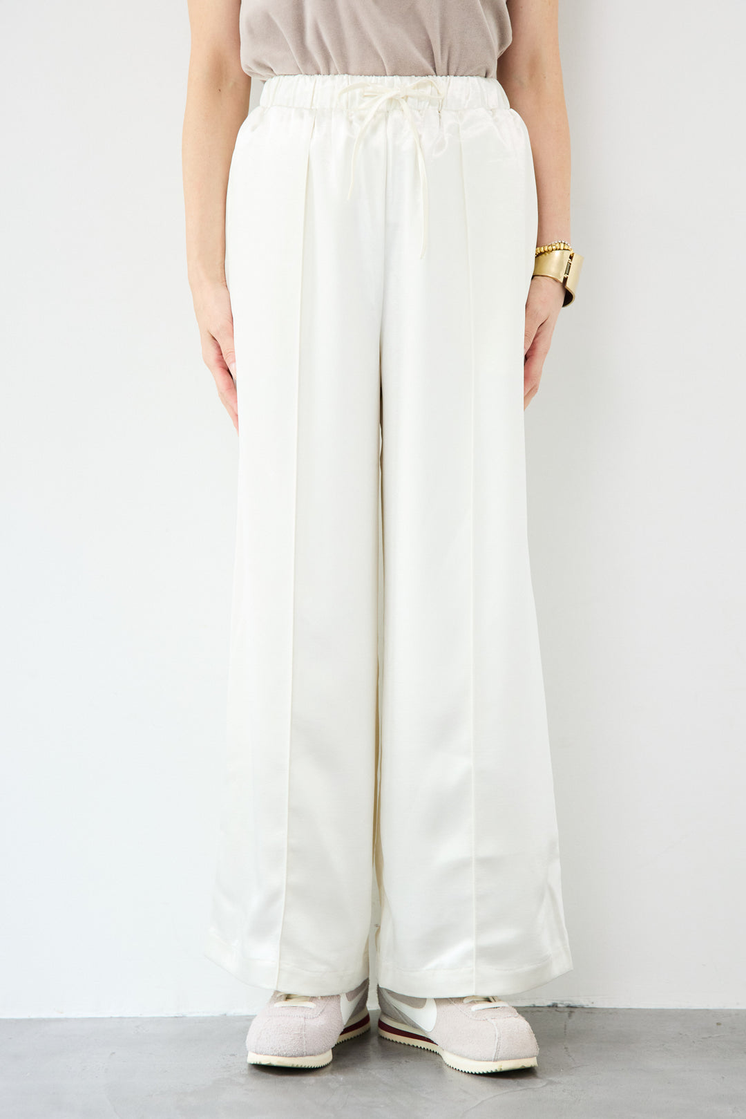 サテンワイドパンツ