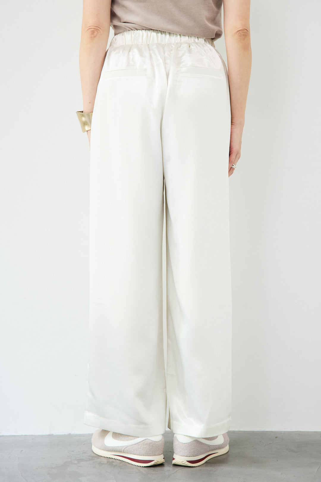 サテンワイドパンツ