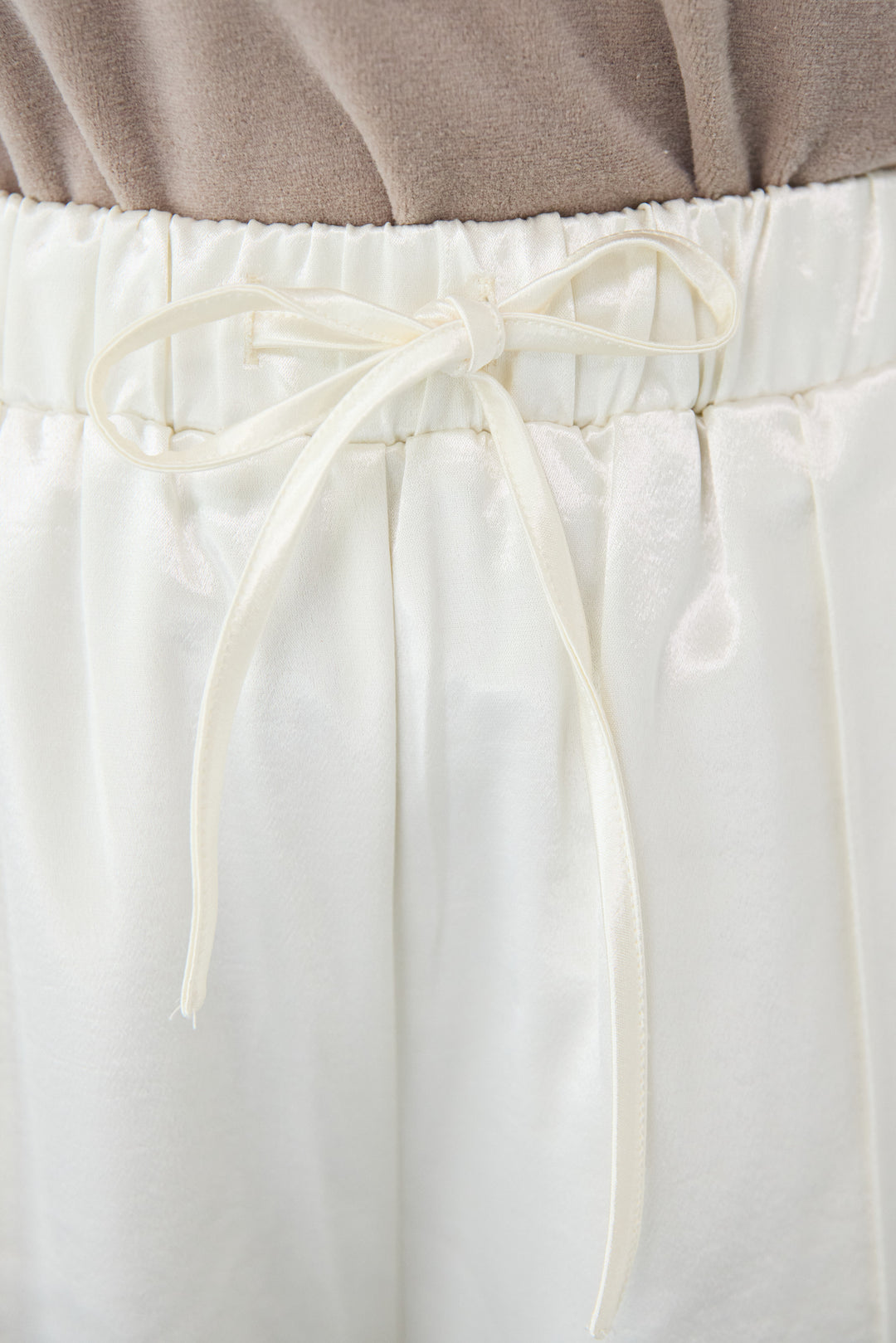 サテンワイドパンツ