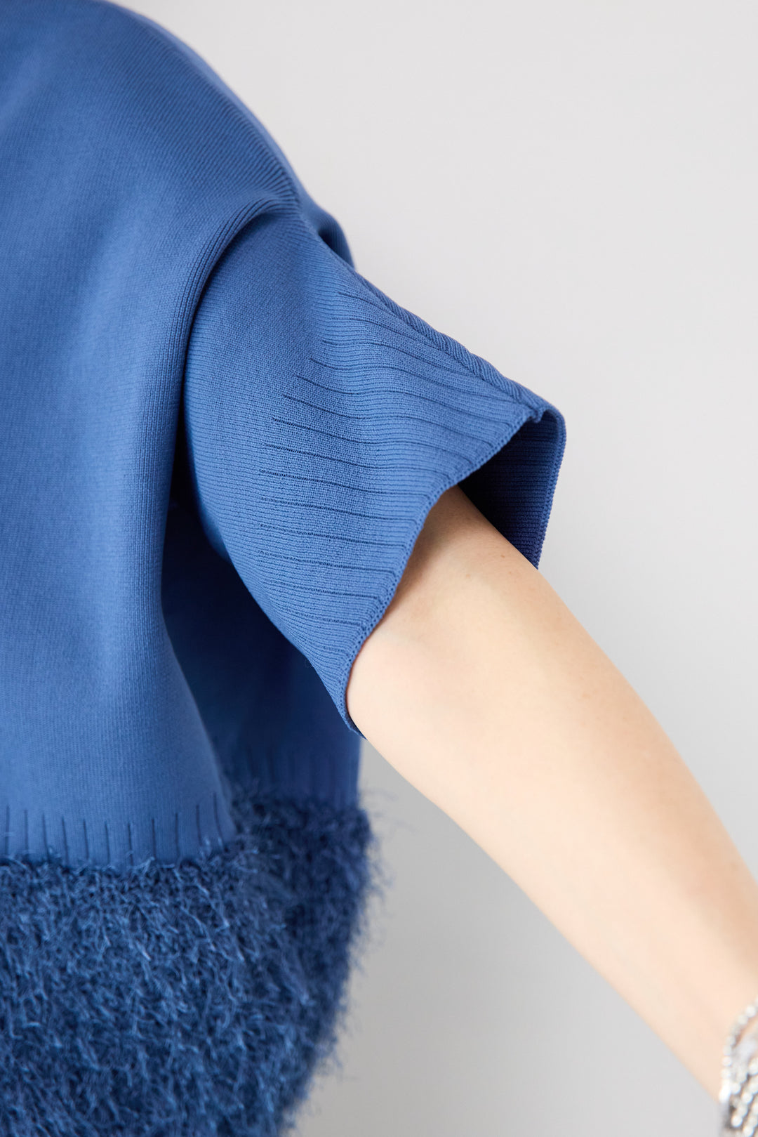 軽量アップスリーブプルオーバー