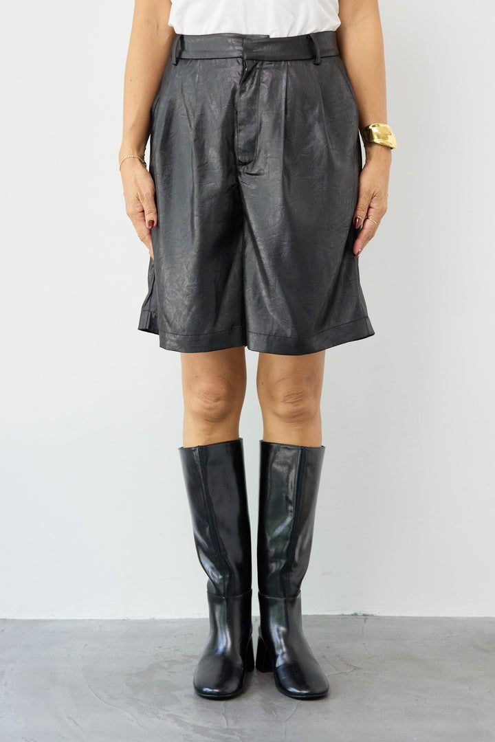 シャイニーレザータックハーフパンツ