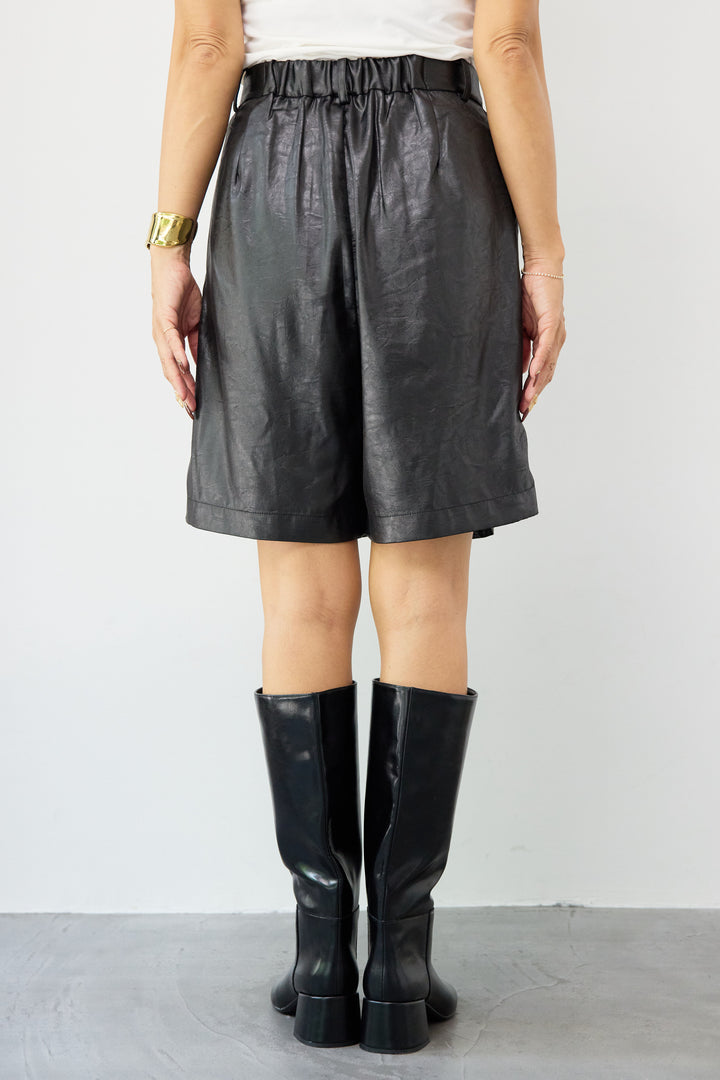 シャイニーレザータックハーフパンツ