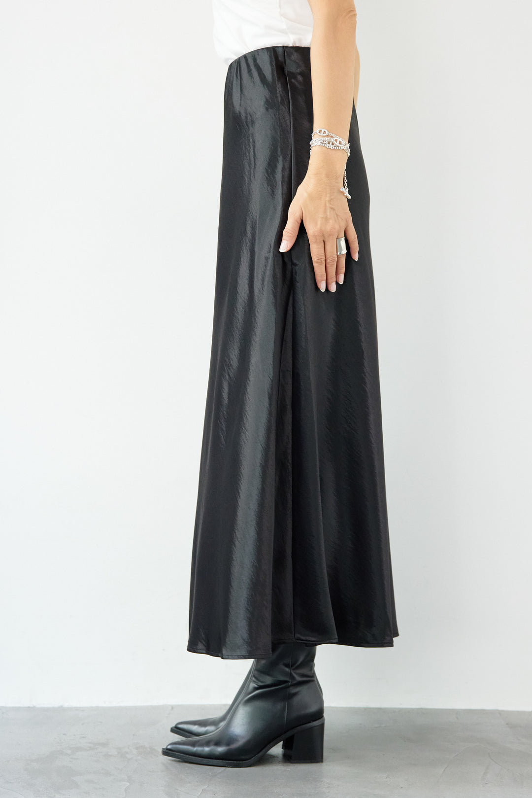 ブライトサテンフレアスカート