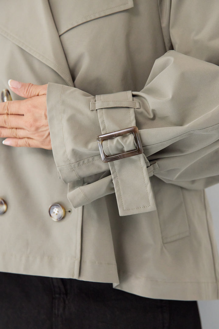 ショートトレンチコート