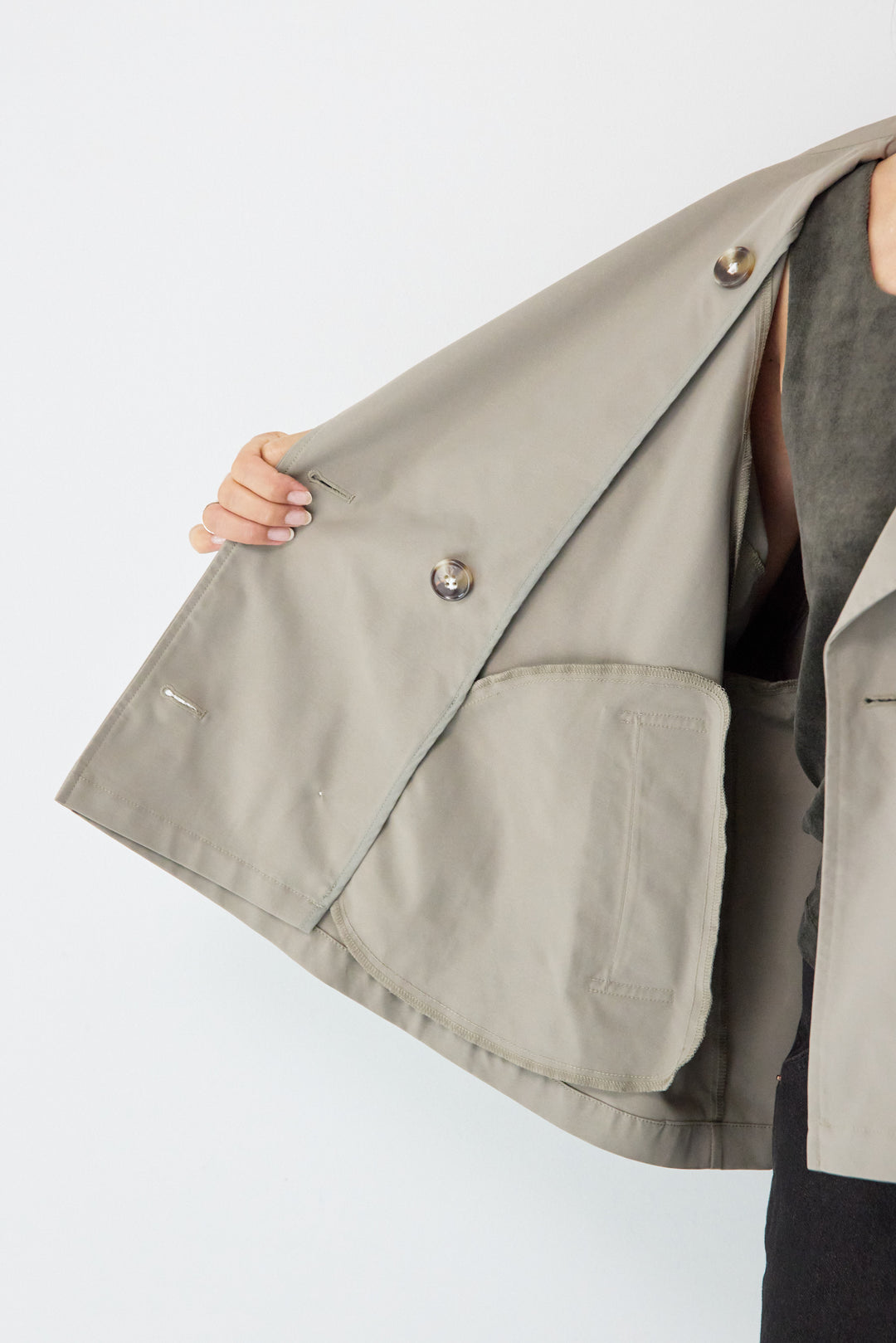 ショートトレンチコート