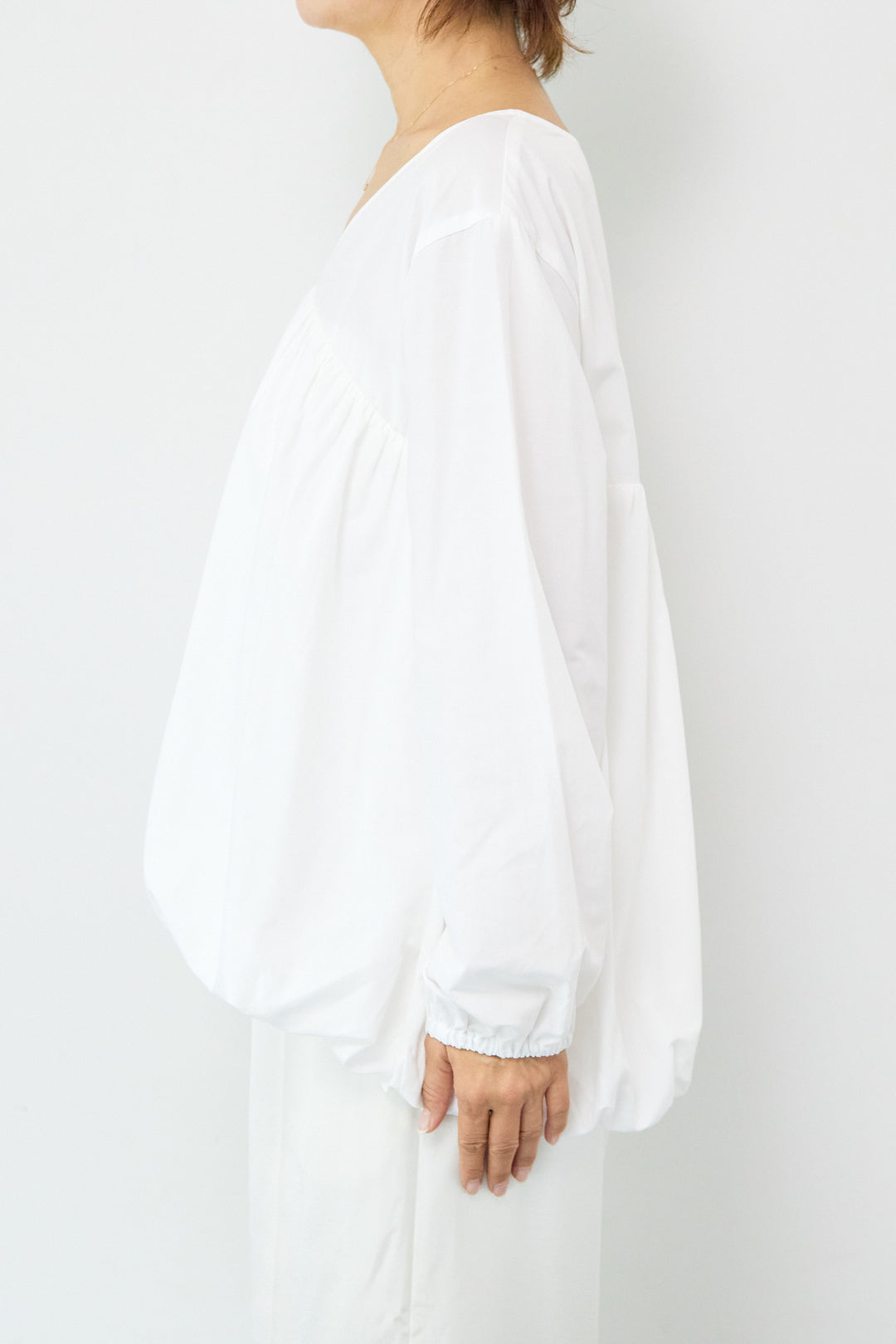 切替バルーンVネックブラウス