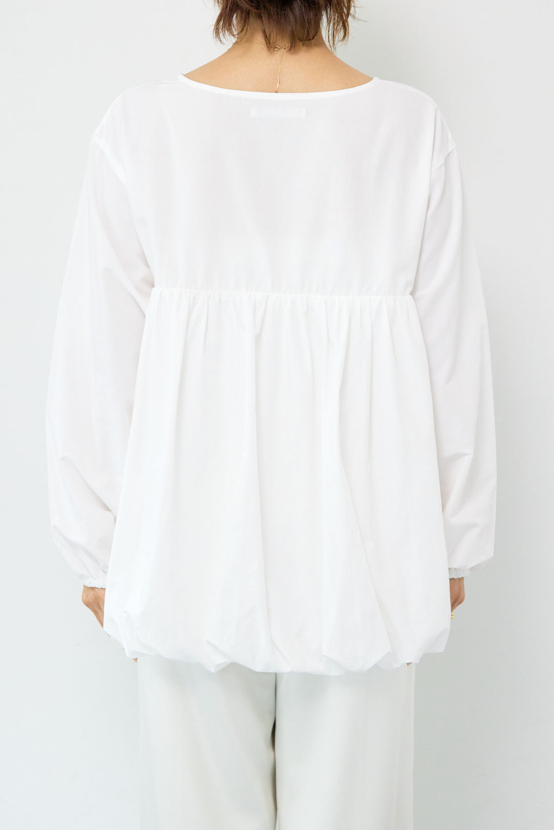 切替バルーンVネックブラウス