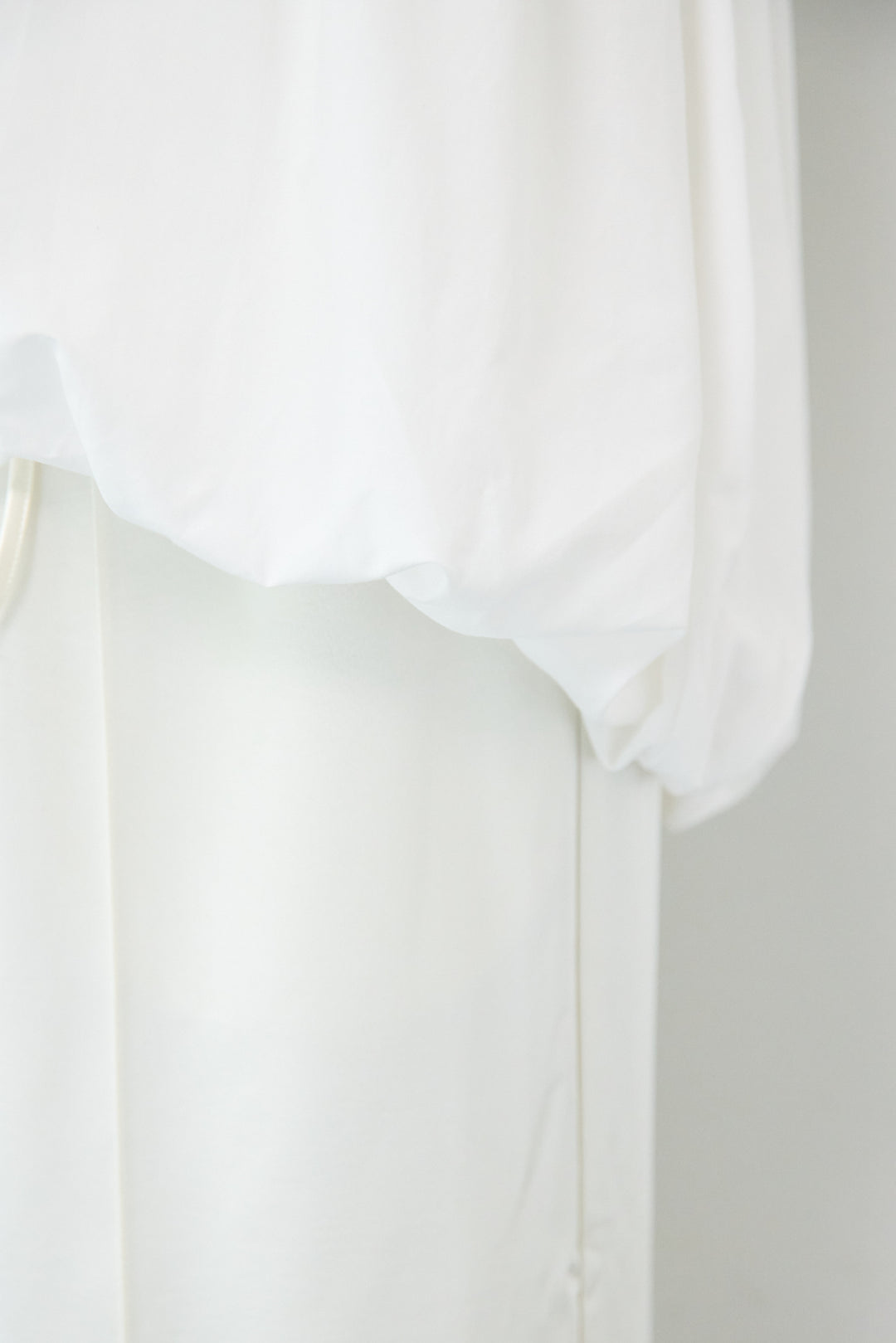 切替バルーンVネックブラウス