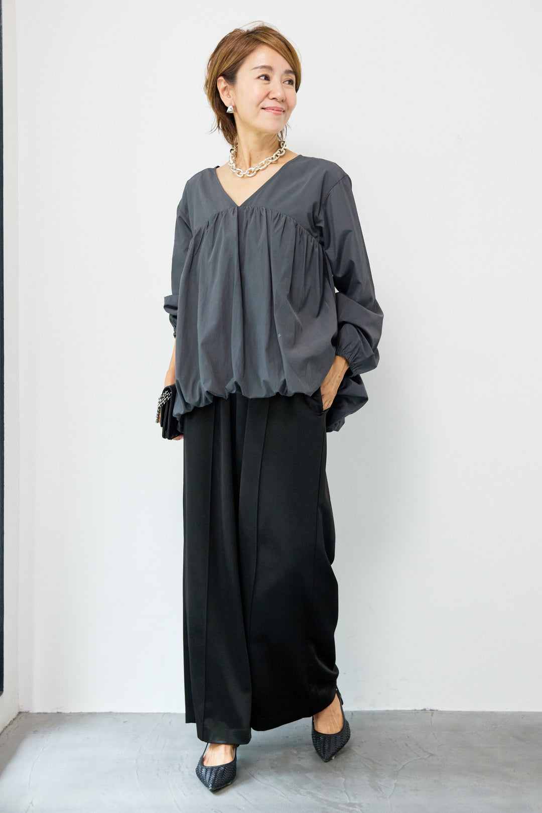 切替バルーンVネックブラウス