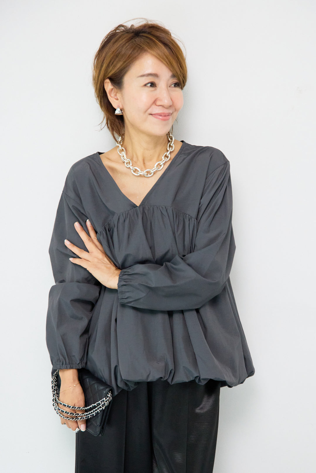 切替バルーンVネックブラウス