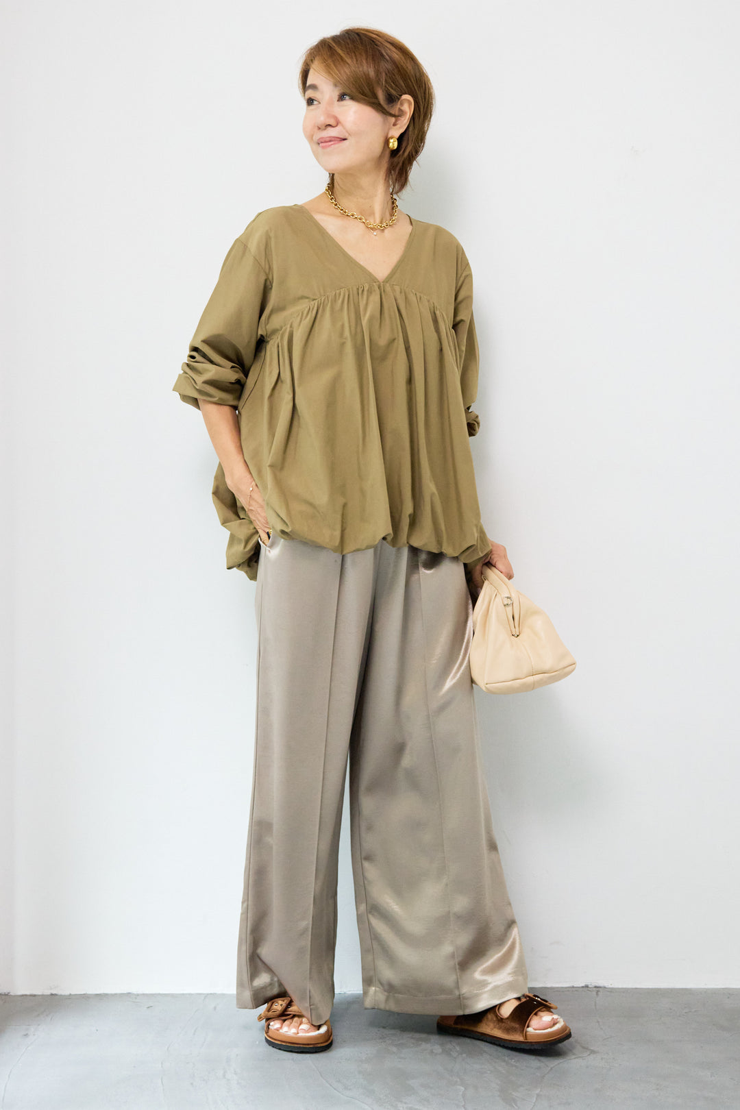 切替バルーンVネックブラウス