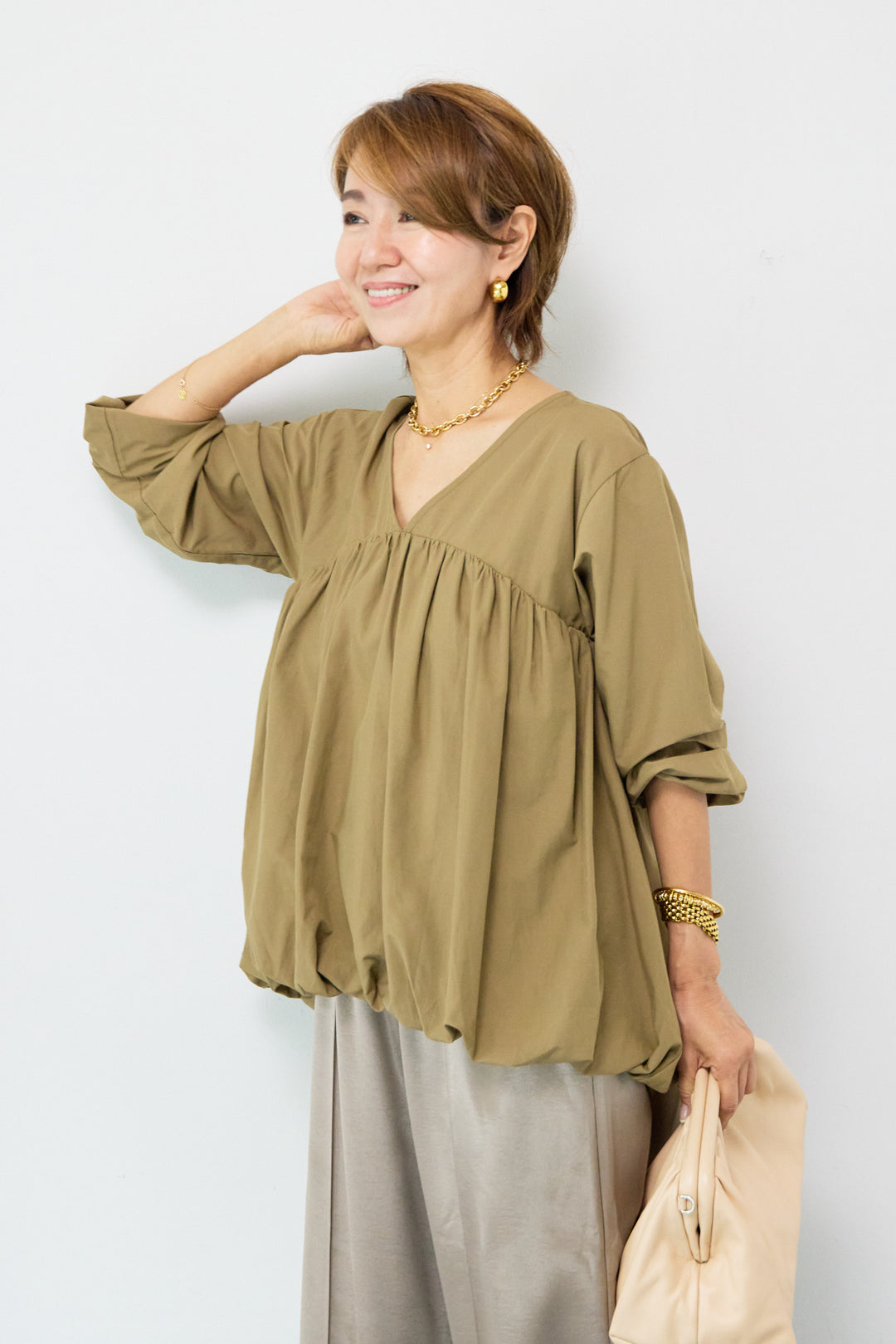 切替バルーンVネックブラウス