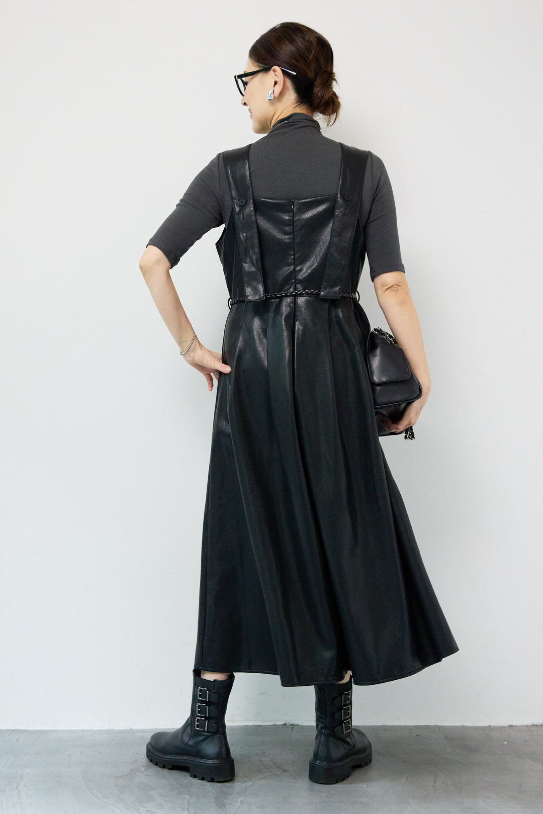 フェイクレザーVネックジャンパースカート ベルト付き