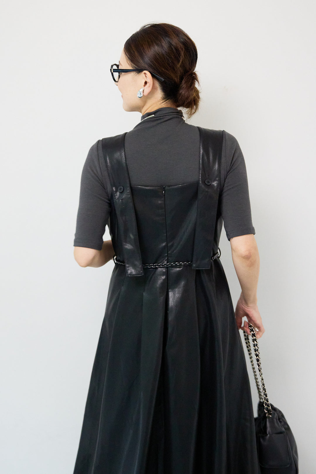 フェイクレザーVネックジャンパースカート ベルト付き