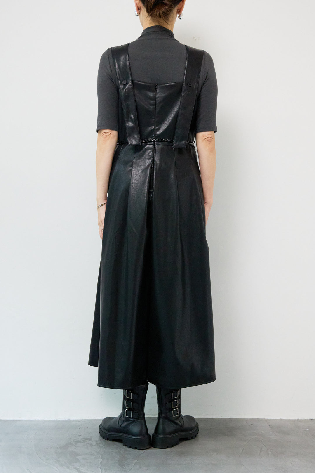 フェイクレザーVネックジャンパースカート ベルト付き