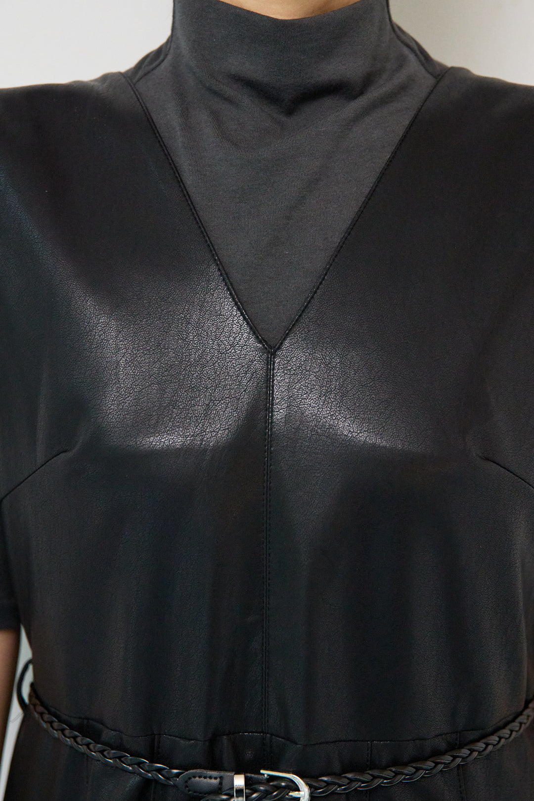 フェイクレザーVネックジャンパースカート ベルト付き