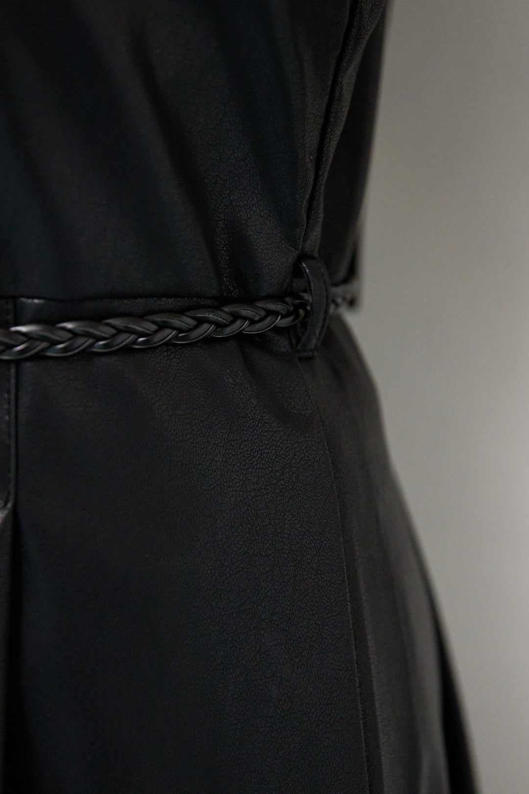 フェイクレザーVネックジャンパースカート ベルト付き