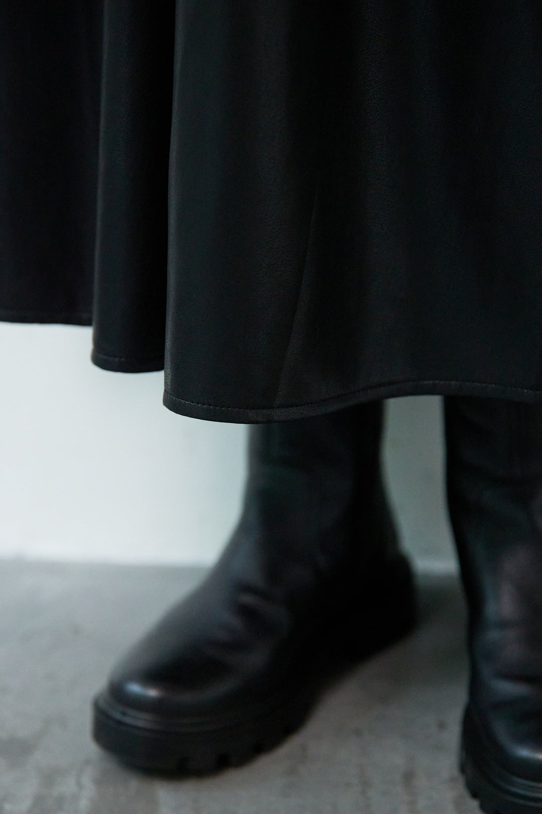 フェイクレザーVネックジャンパースカート ベルト付き