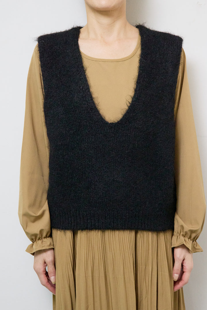 アコーディオンプリーツ切替ワンピース＋シャギーニットベスト