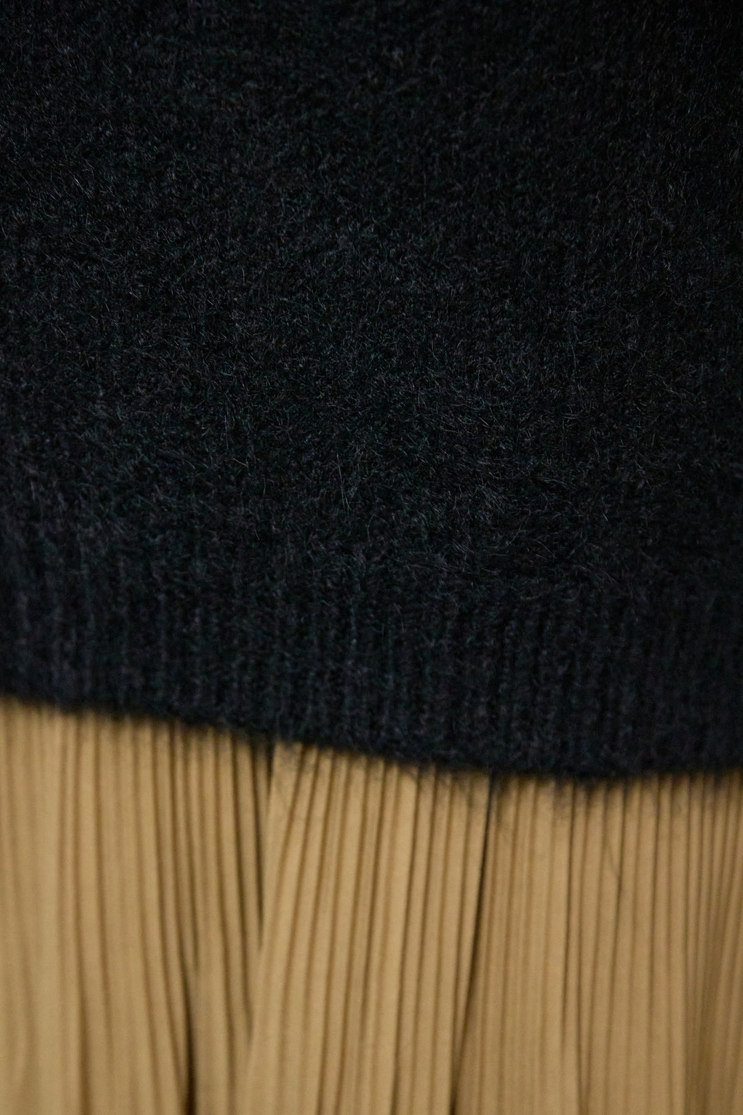 アコーディオンプリーツ切替ワンピース＋シャギーニットベスト