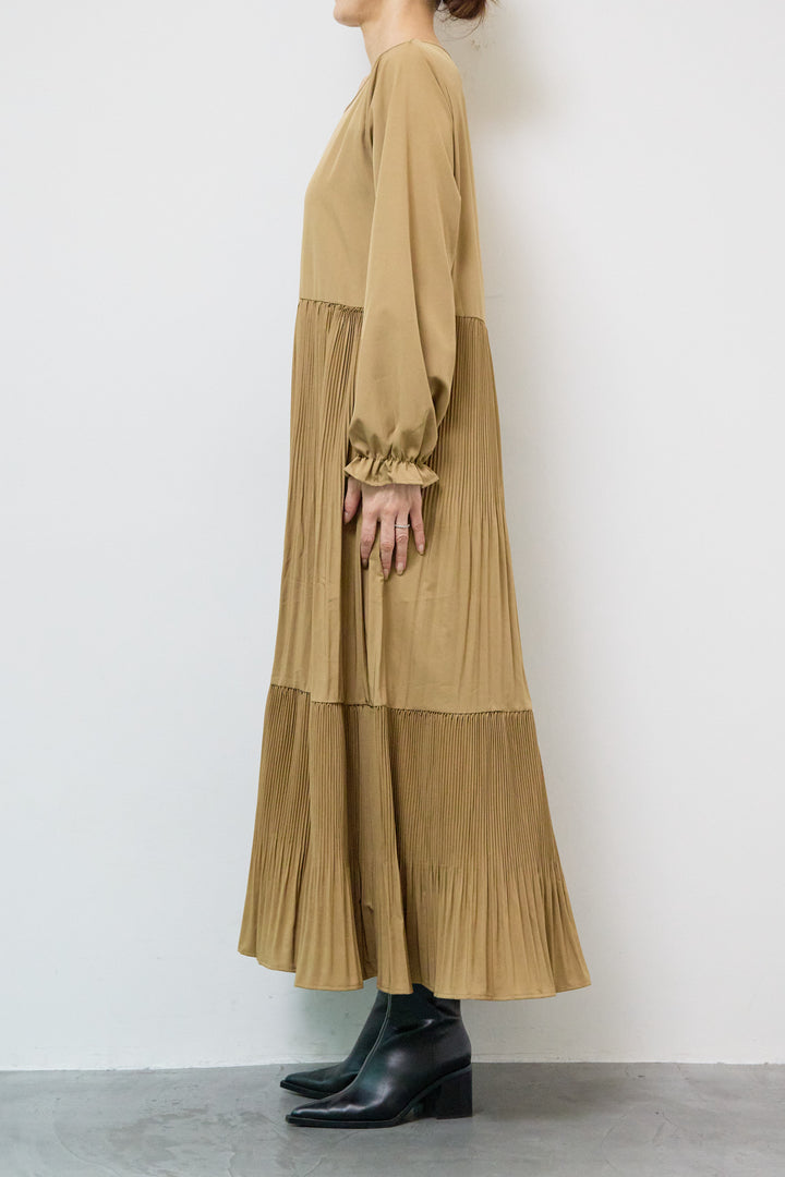 アコーディオンプリーツ切替ワンピース＋シャギーニットベスト