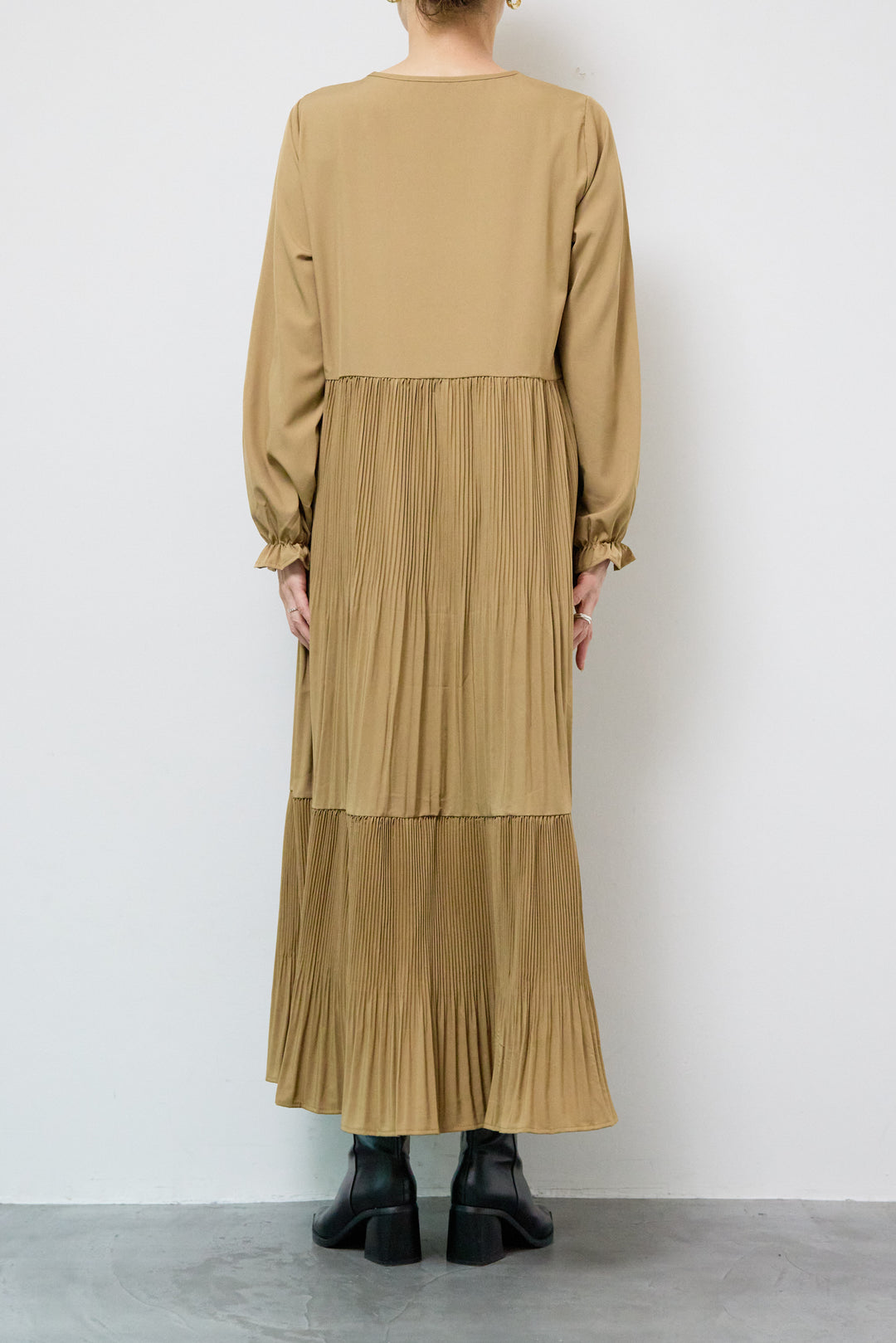 アコーディオンプリーツ切替ワンピース＋シャギーニットベスト