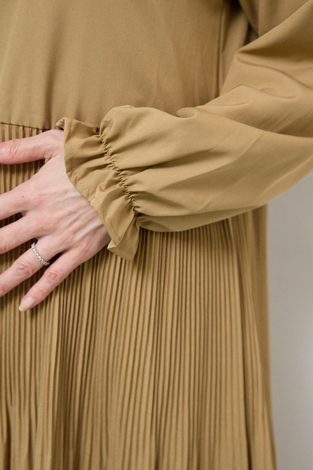 アコーディオンプリーツ切替ワンピース＋シャギーニットベスト