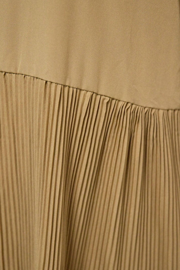 アコーディオンプリーツ切替ワンピース＋シャギーニットベスト