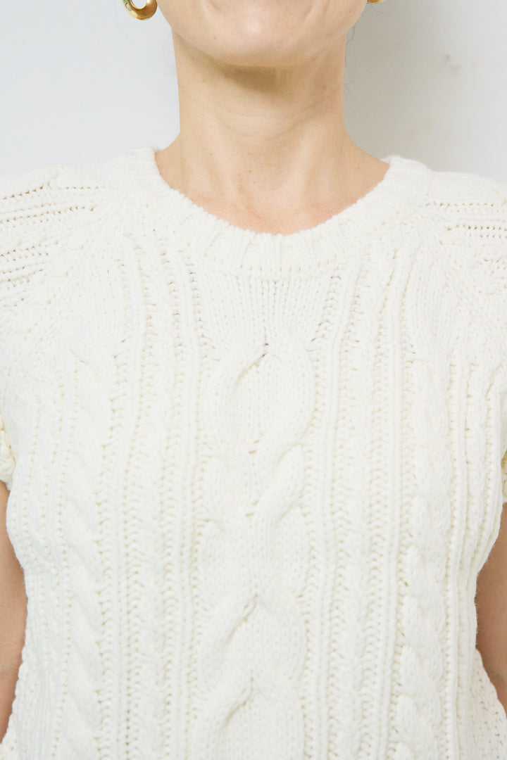 ケーブルニット