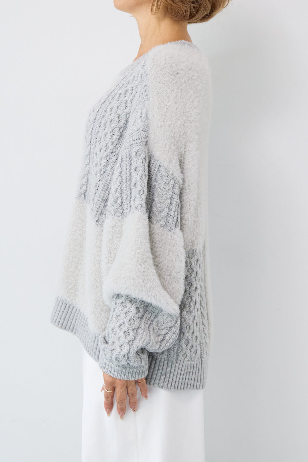 フェザー×ケーブル切替デザインニット