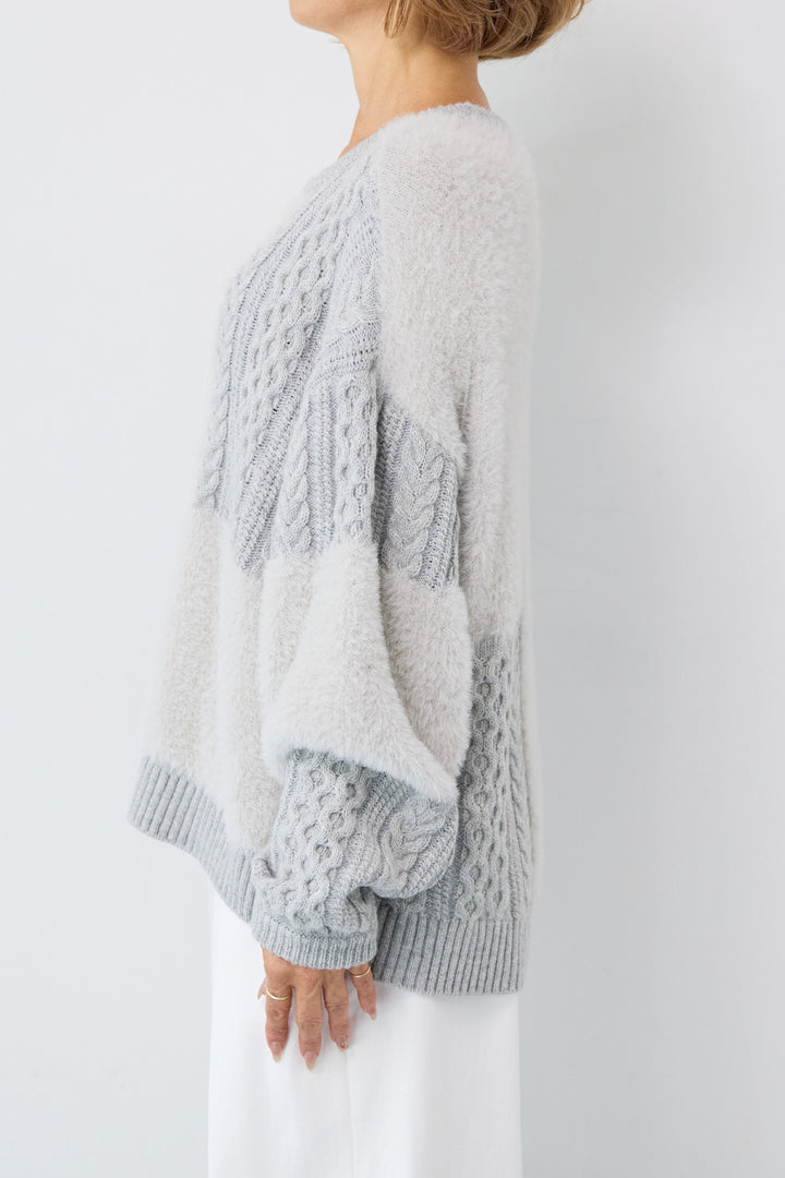 フェザー×ケーブル切替デザインニット