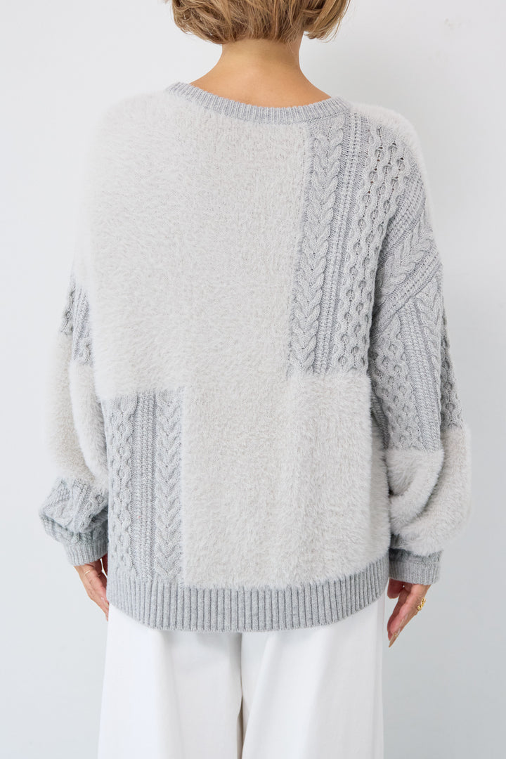 フェザー×ケーブル切替デザインニット