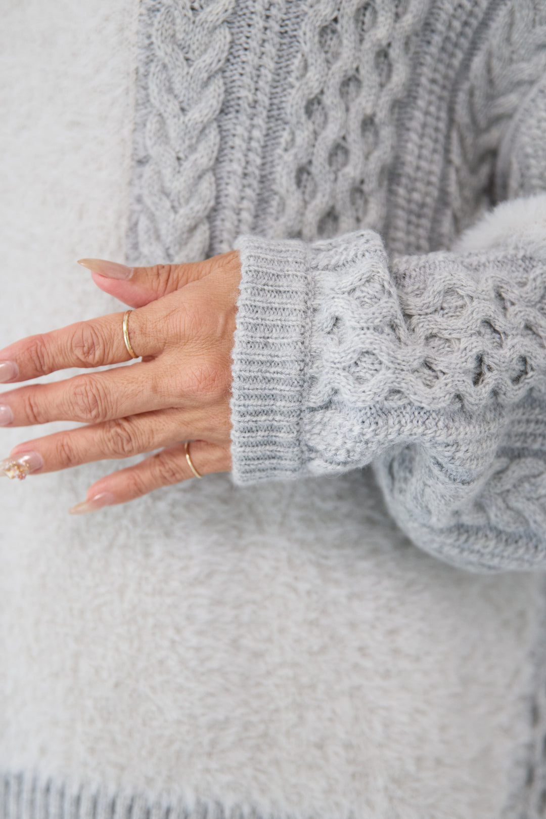 フェザー×ケーブル切替デザインニット