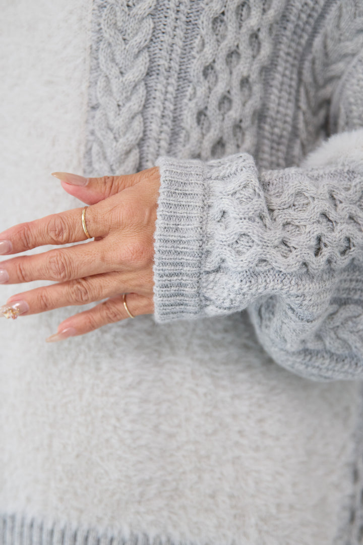 フェザー×ケーブル切替デザインニット