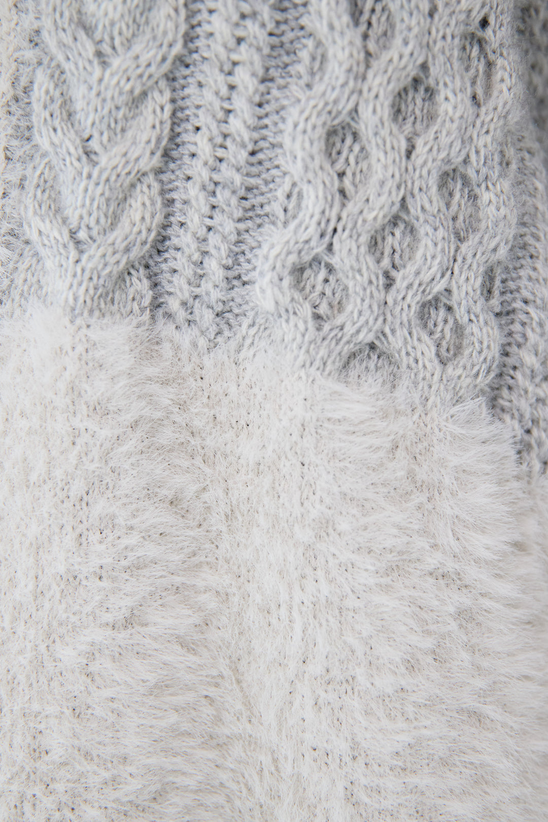 フェザー×ケーブル切替デザインニット