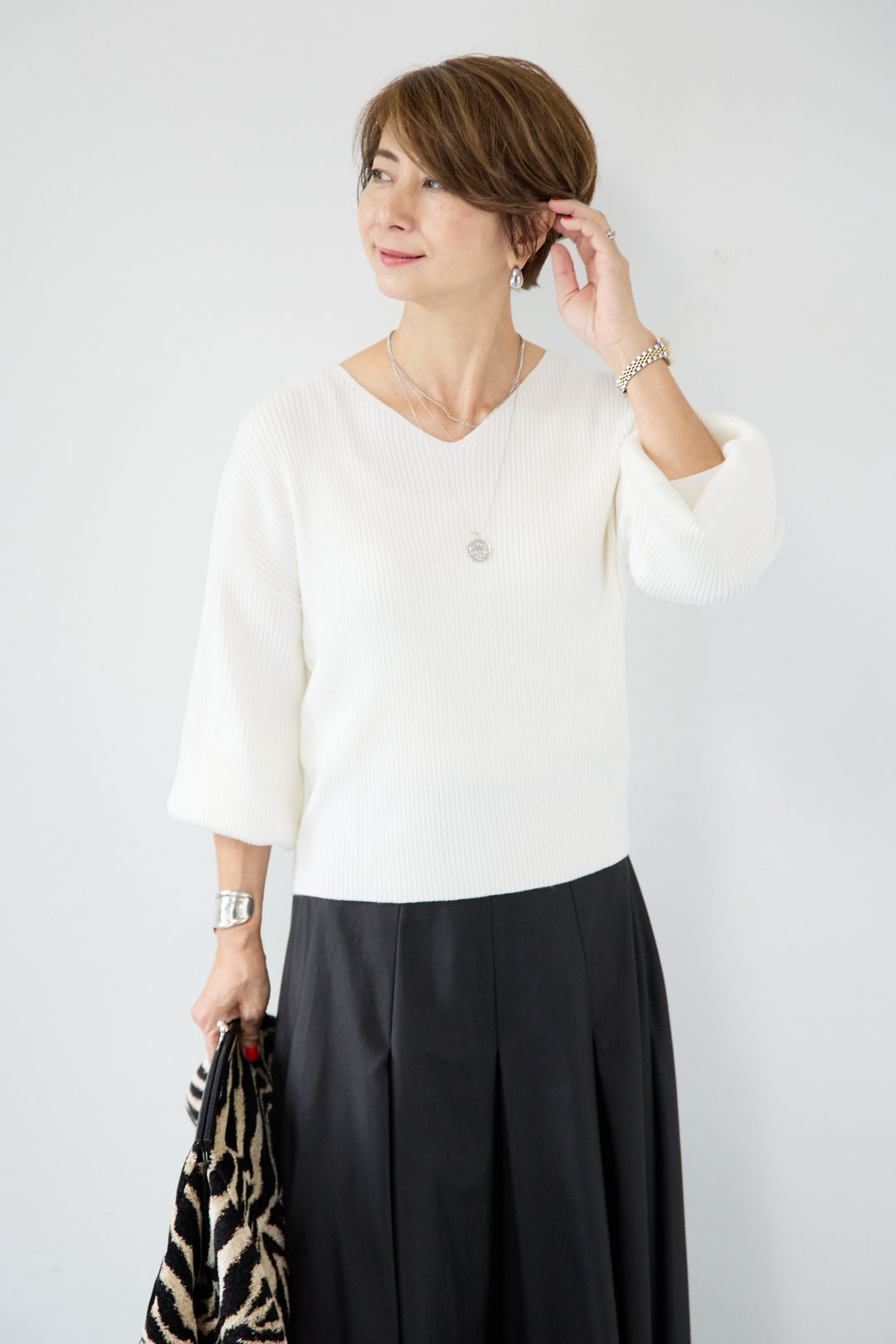 ふんわりタッチVネックリブニット