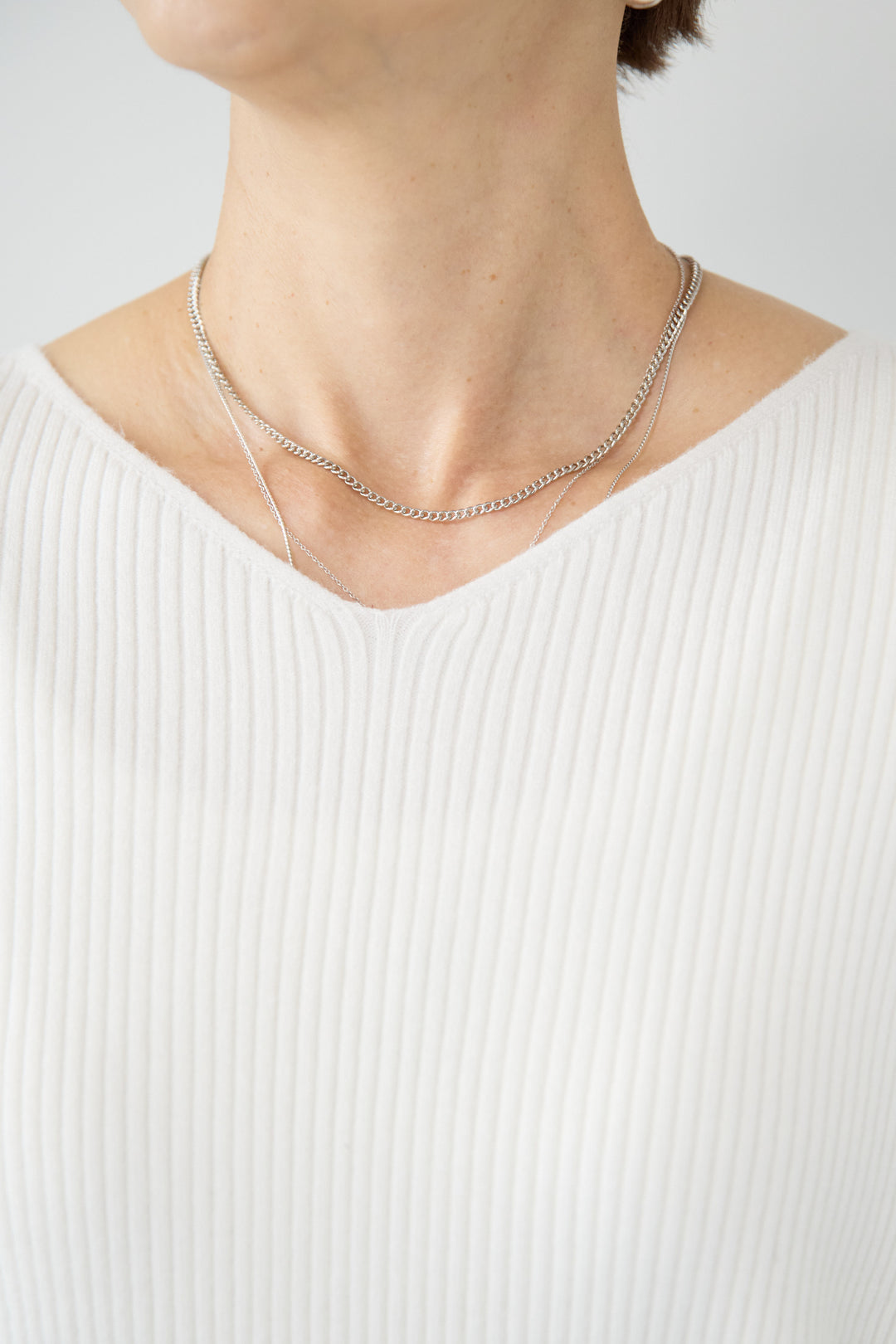 ふんわりタッチVネックリブニット