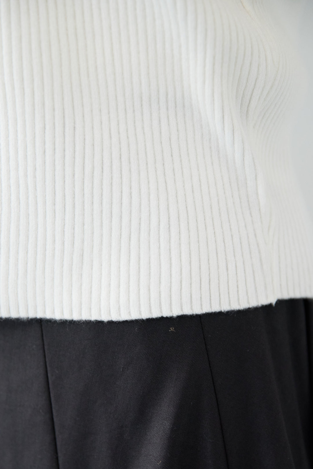 ふんわりタッチVネックリブニット