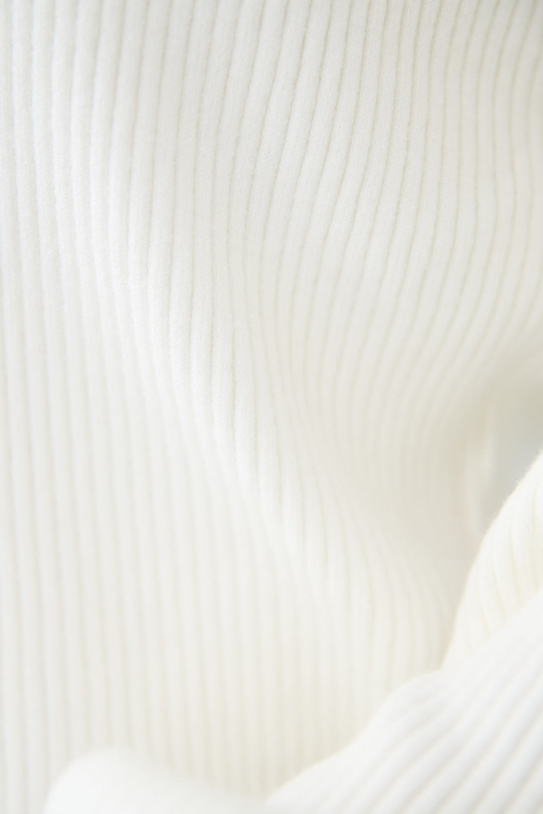 ふんわりタッチVネックリブニット